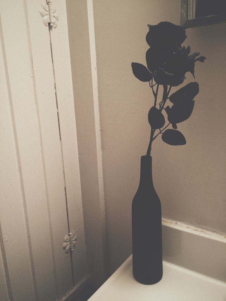 Elegant Black Roses as a deliciously dark bathroom touch